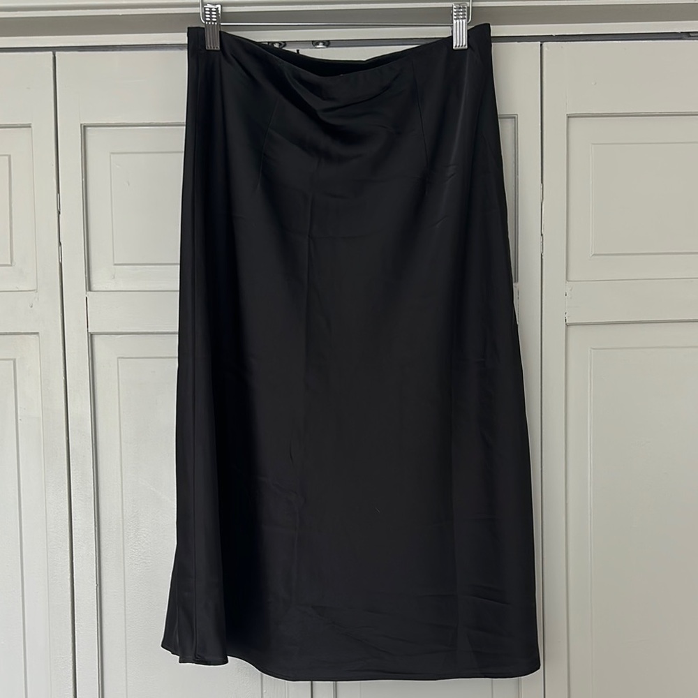 Elegant Black Women's Skirt - Picture 2 of 4